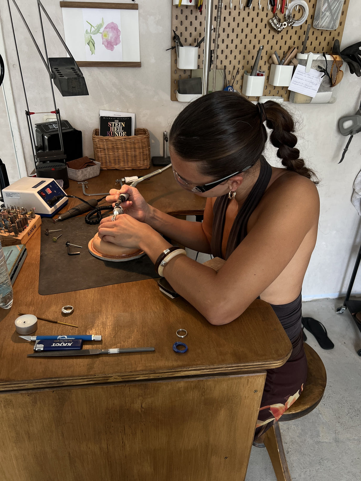Silberring selbst bearbeiten und polieren im Schmuckworkshop Hamburg