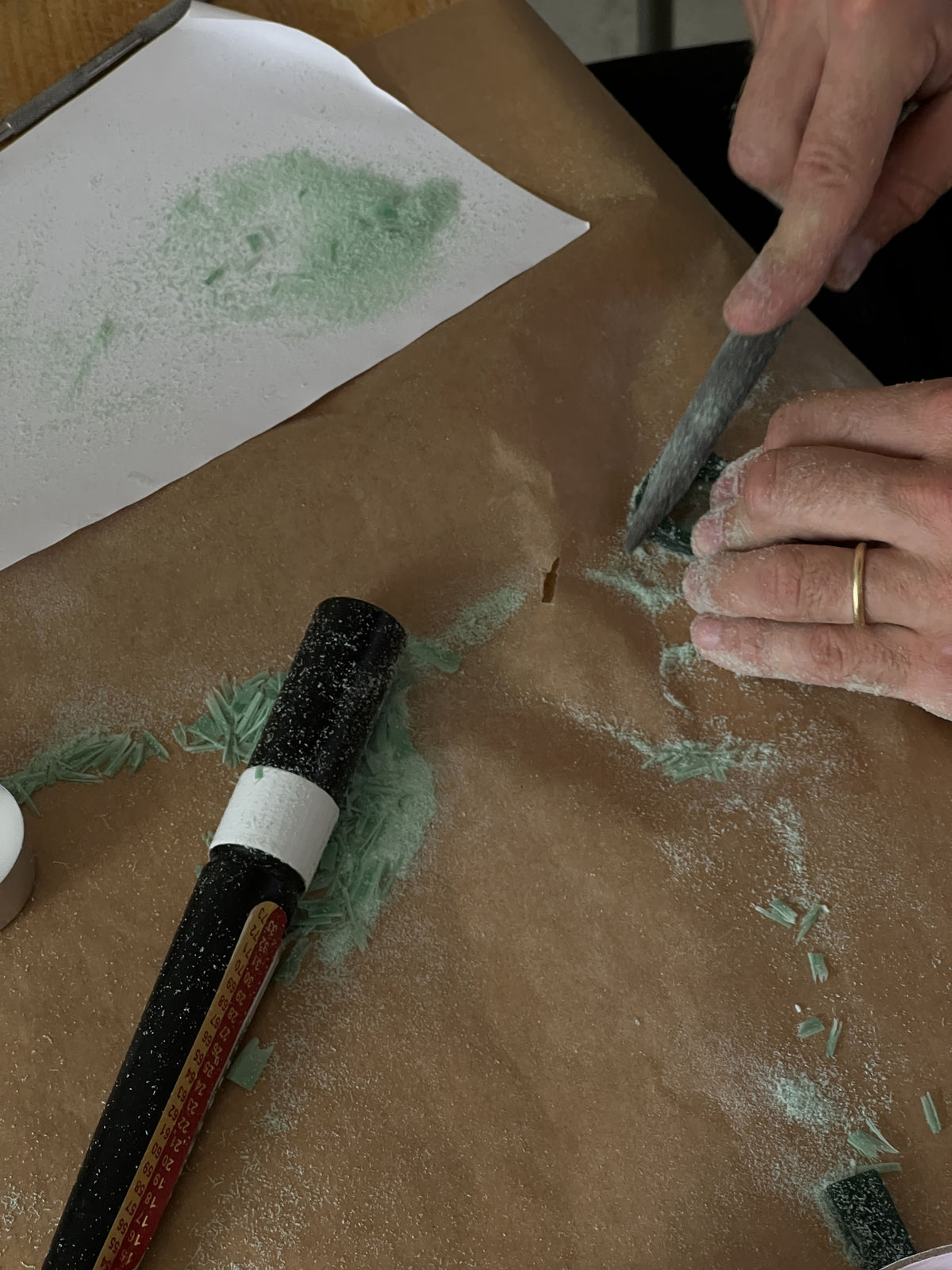 Ring aus Wachs schnitzen im Schmuckworkshop in Hamburg