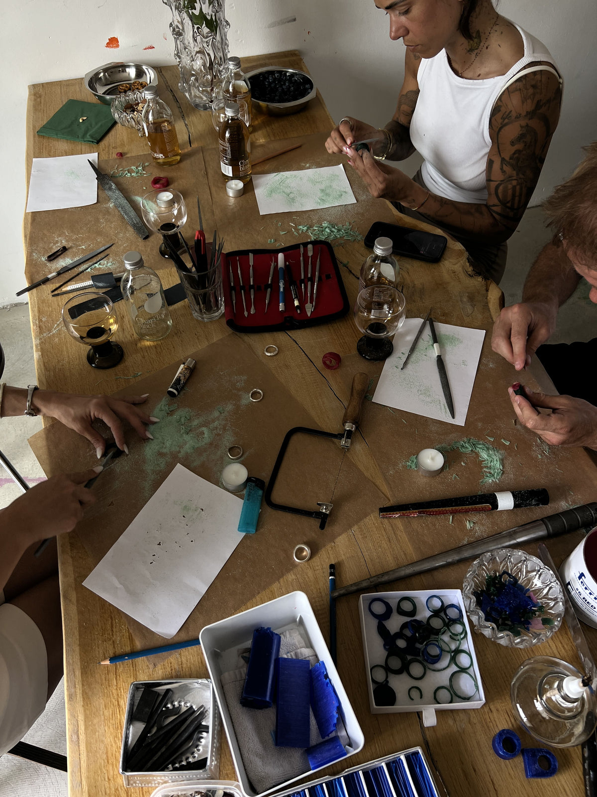 Schmuck aus Wachs schnitzen im Schmuckworkshop in Hamburg