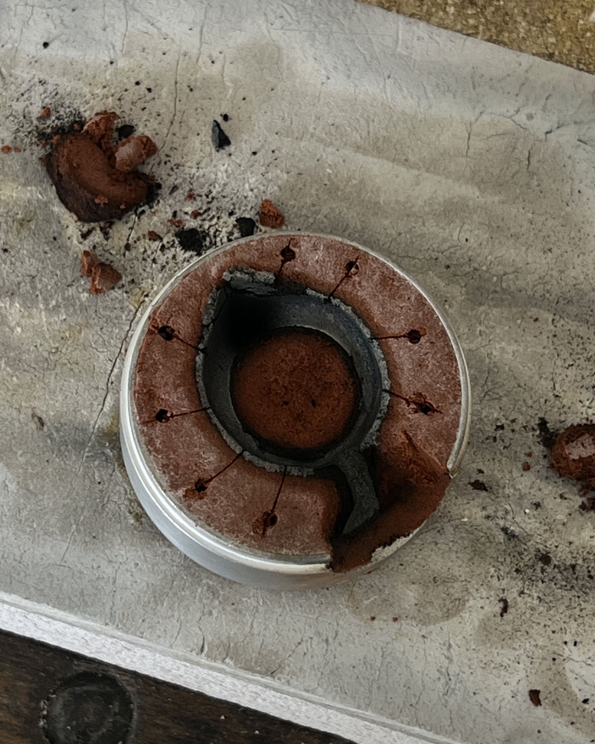 Nahaufnahme einer Sandgussform für Silberschmuck im Workshop in Hamburg