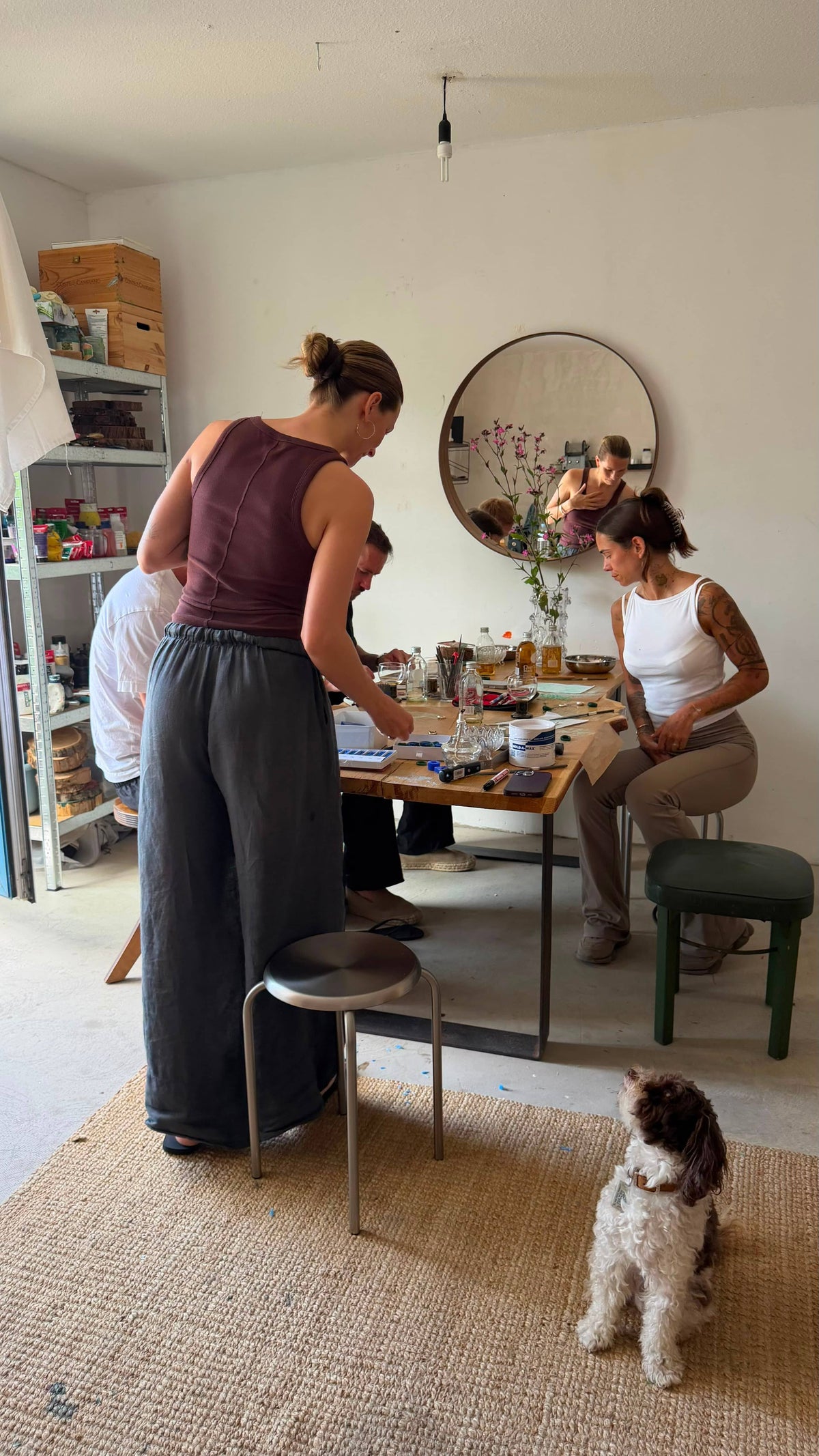 Schmuckdesignerin zeigt das Arbeiten mit Wachs im Schmuckworkshop Hamburg